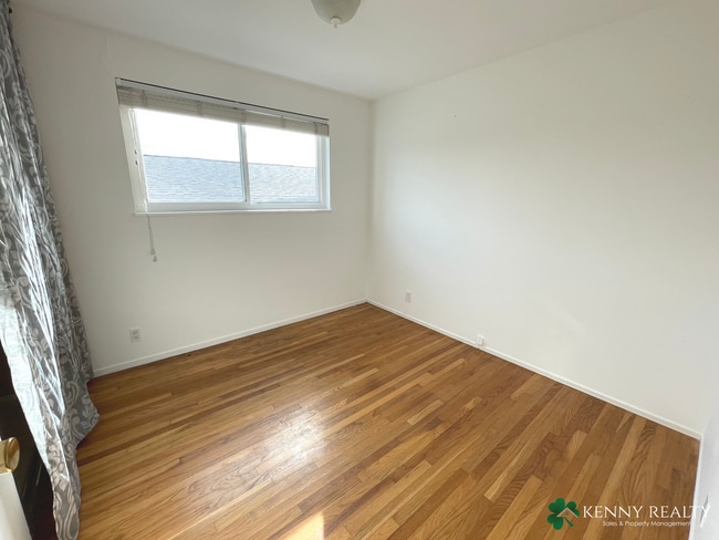 Building Photo - Large Five Bedroom, Three Bathroom with In...