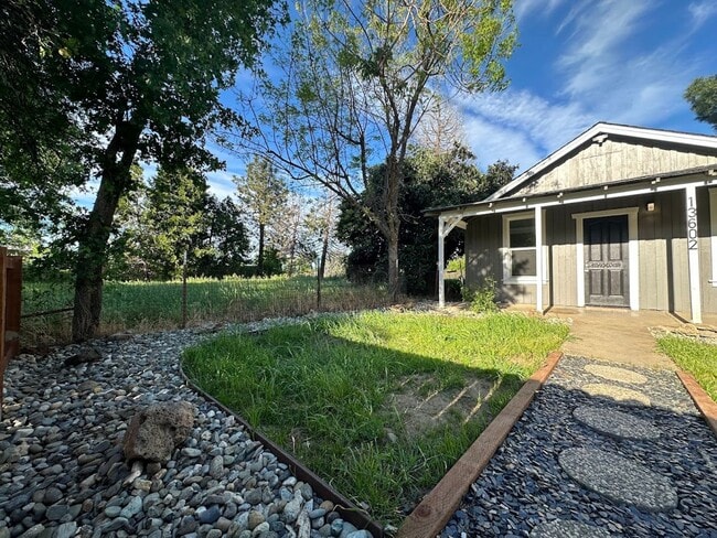 Building Photo - Charming One Bedroom in the Heart of Red Bluff! Pet Friendly!