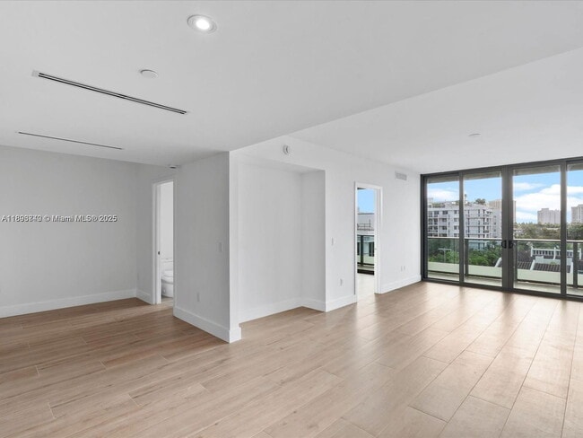 Building Photo - 9901 W Bay Harbor Dr