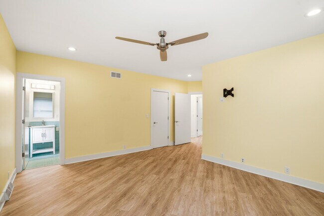 Building Photo - 4515 N Lake Dr