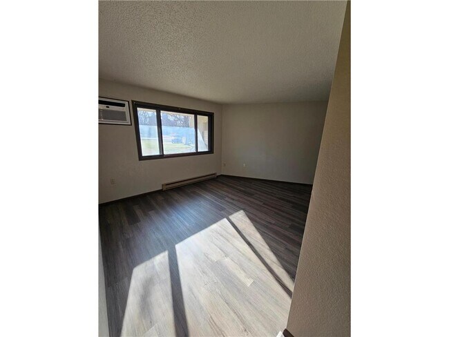 Building Photo - 551 Lakeview Rd