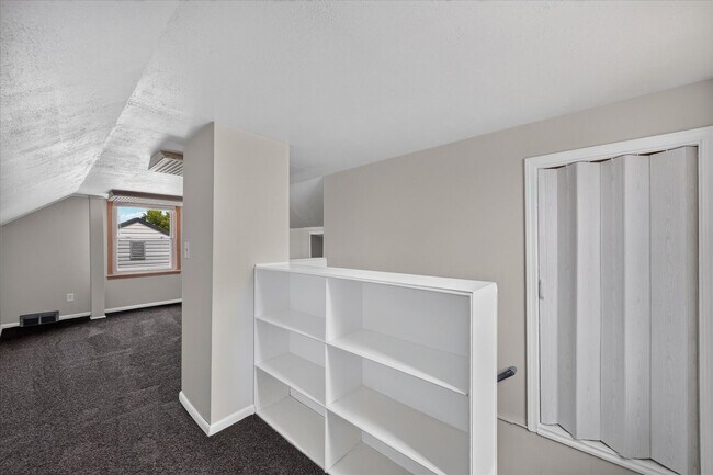 Building Photo - Charming 3-Bedroom Bungalow for Rent in Lincoln Park