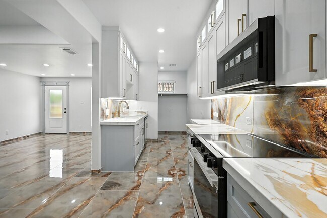 Building Photo - ***936 Elwood Duplex***