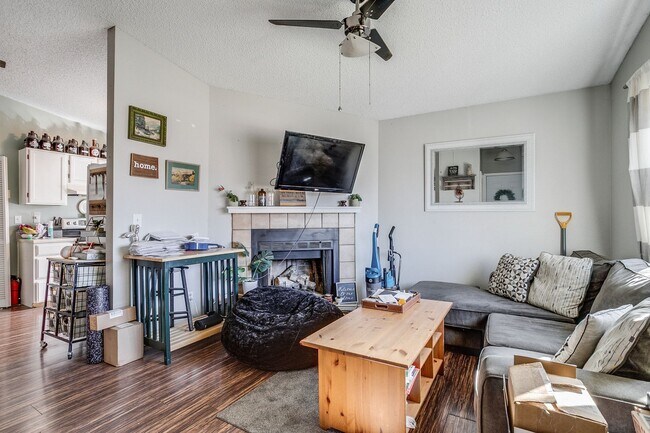 Building Photo - Huge room in a large shared home, private bathroom, great neighborhood, friendly roommates!