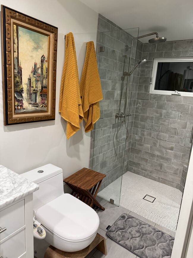 Master ensuite - 1068 E San Jose Ave