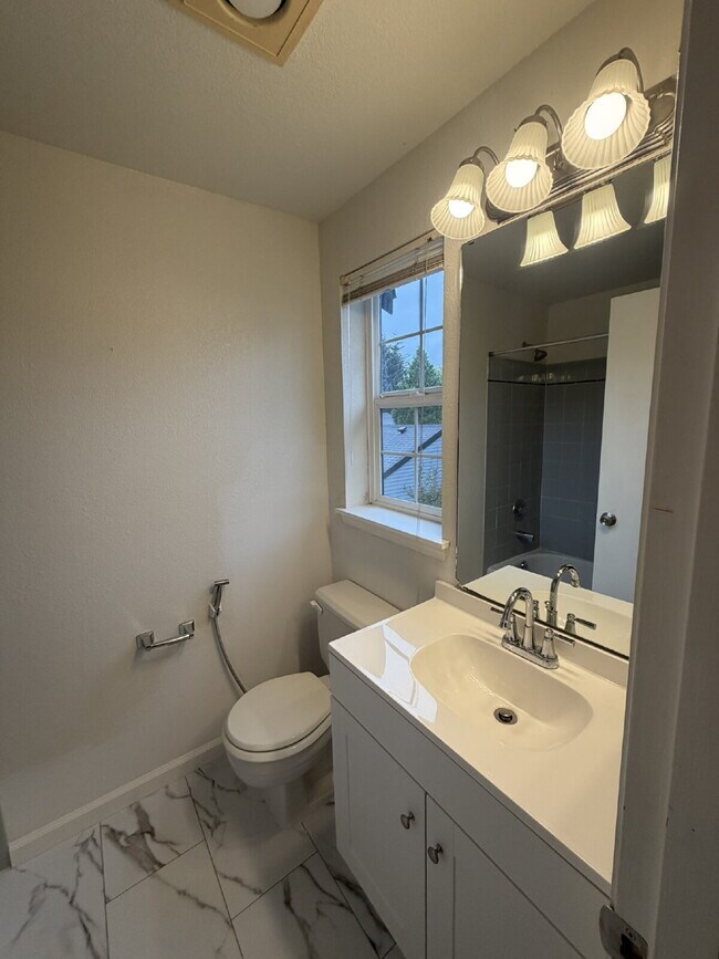 Building Photo - 2 Bedroom Townhome in Kent, Available for Immediate Move In