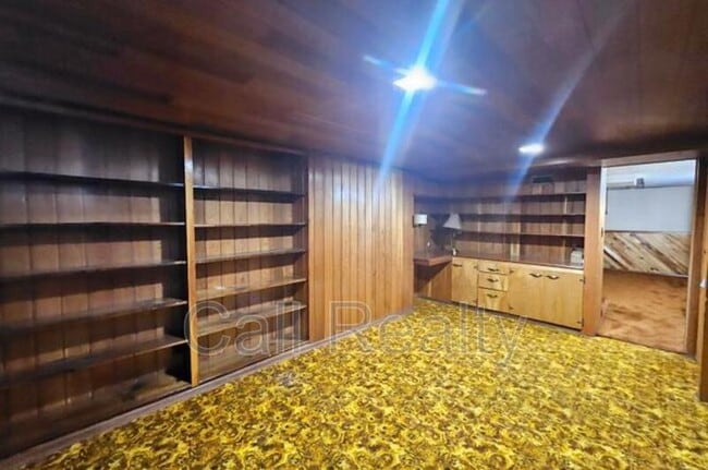 Building Photo - 1017 E Sharp Ave