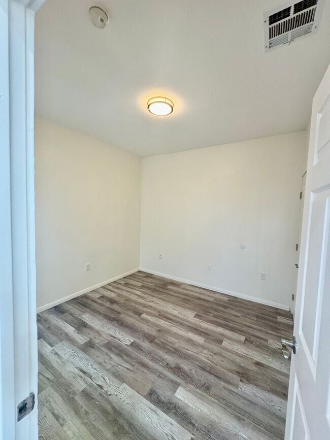 Building Photo - MUST SEE!