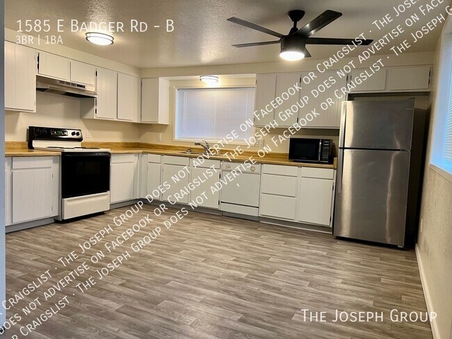 Building Photo - 1585 E Badger Rd