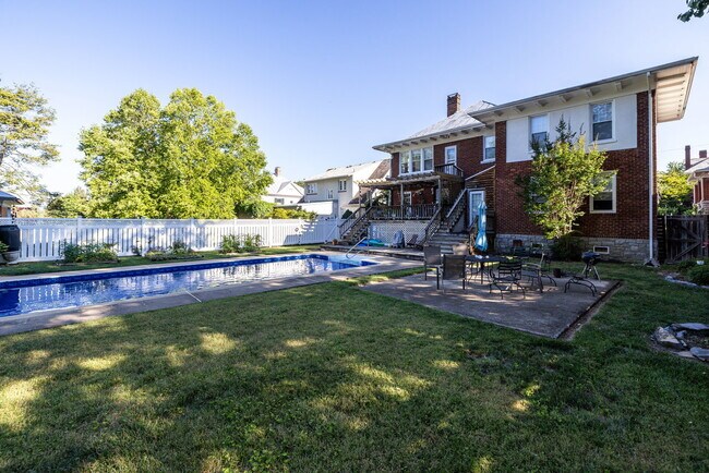 Building Photo - Stylish Downtown Apartment with a Private Oasis and Pool Retreat!