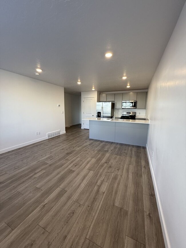 Building Photo - Charming Townhome in Provo, UT  $500 gift card if rented, Pets upon approval