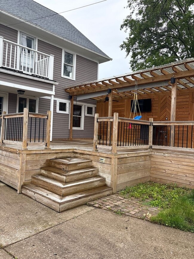 Building Photo - 5 Bedroom Single Family House