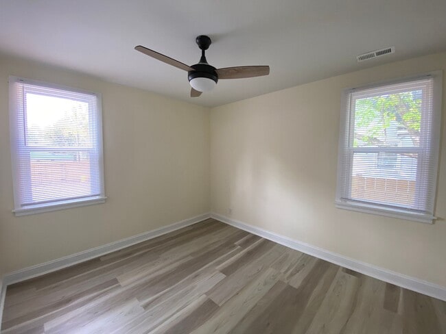 Building Photo - Recently Updated Two Bedroom Home Minutes From Downtown