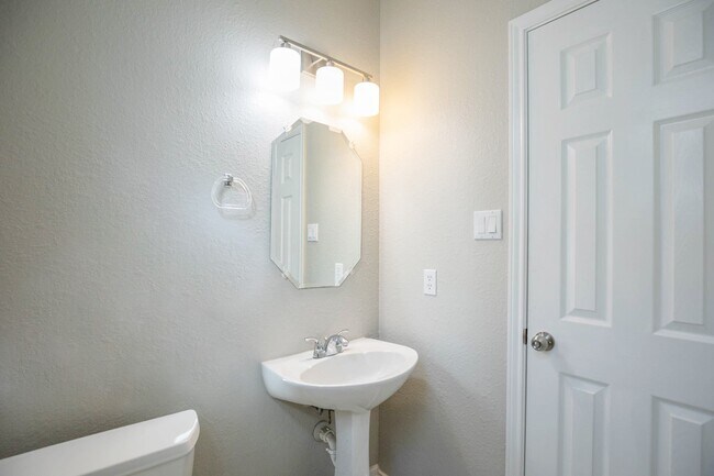 Building Photo - 18135 Somerset Knolls Ct