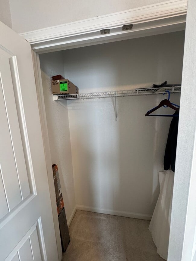 Building Photo - Spacious 3 Bedroom Townhouse