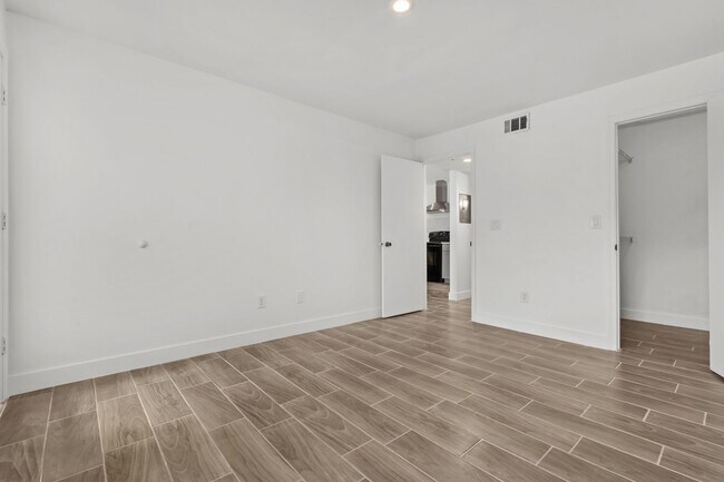 Building Photo - VENETIAN PLACE - 2nd floor • 1 BR 1 Bath - 735 ft²