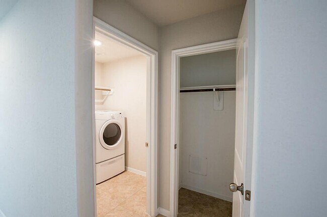 Building Photo - 12111 Parade Park Pl