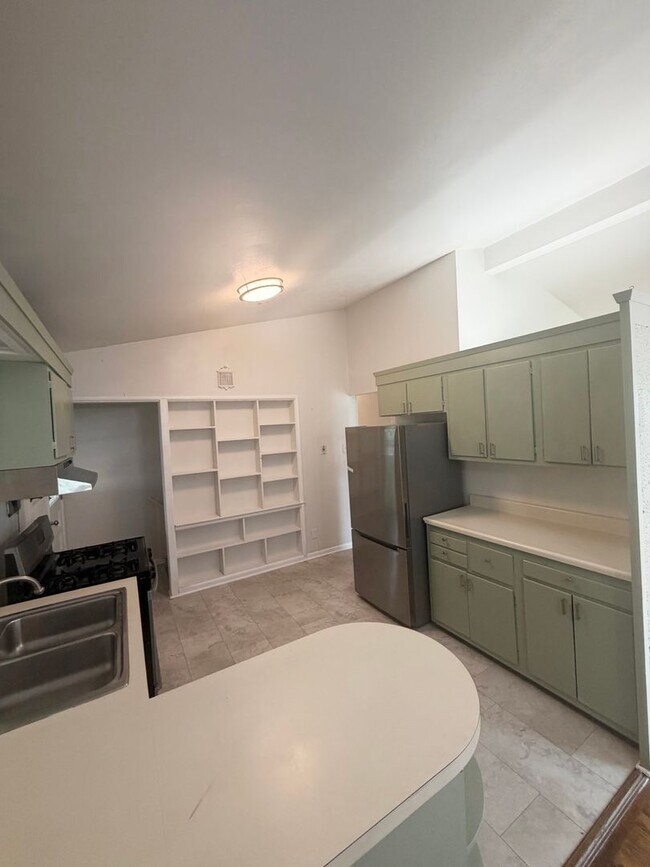 Building Photo - Crestwood Charm 3bd 2bth SFH