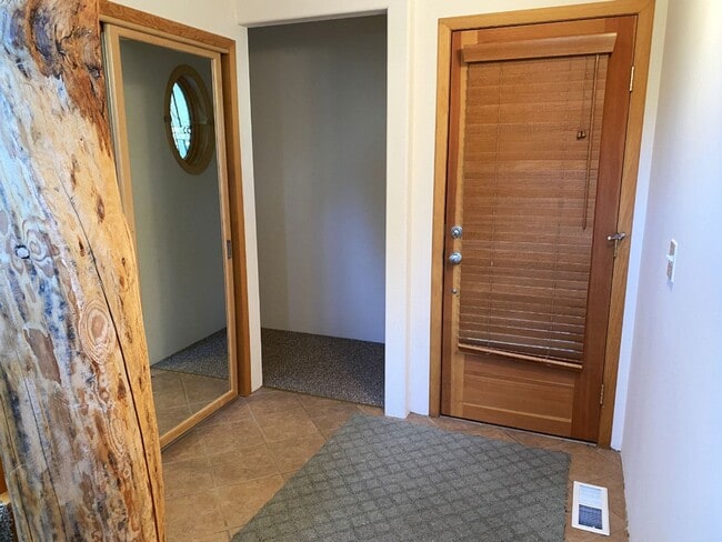 Building Photo - Townhouse On Private Drive In White Salmon, WA