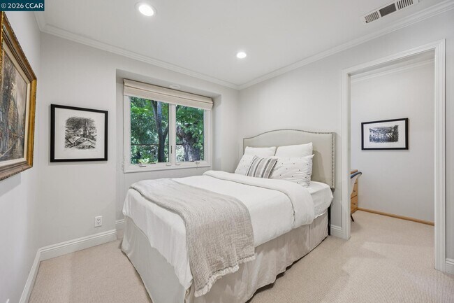 Building Photo - 783 Los Palos Manor