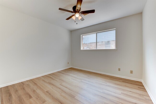 Building Photo - 3218 Crestdale Dr