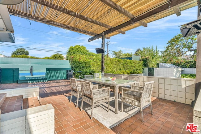 Building Photo - 802 N Crescent Dr