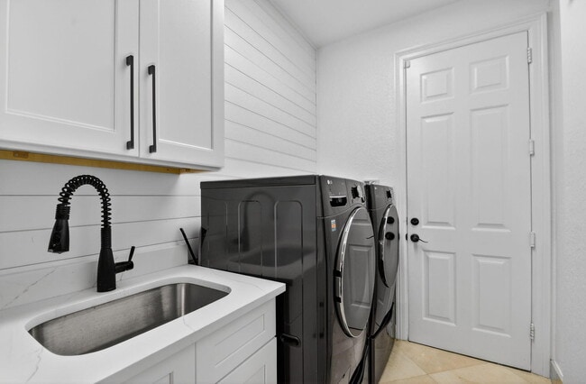 Building Photo - 10337 Trianon Pl