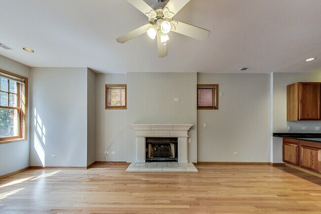 Building Photo - 2042 W Pierce Ave