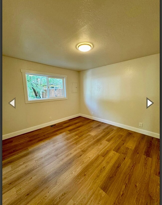 Building Photo - 2 Bed 1 Bath Duplex with Garage,