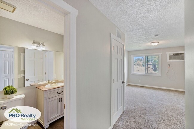 Building Photo - 2 Bedroom Townhome **1,000.00 Rent Credit with a May or June 2026 Move In**