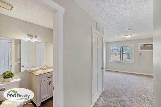 Building Photo - 2 Bedroom Townhome **Free May Rent with a May 2026 Move In**