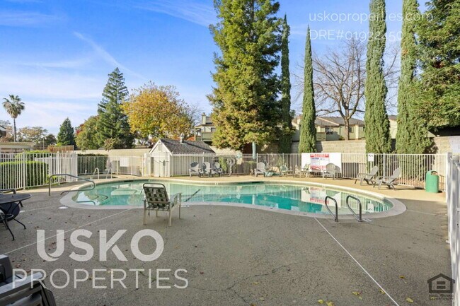 Building Photo - "Spacious 3-Bed Condo with 2 Baths in Citr...