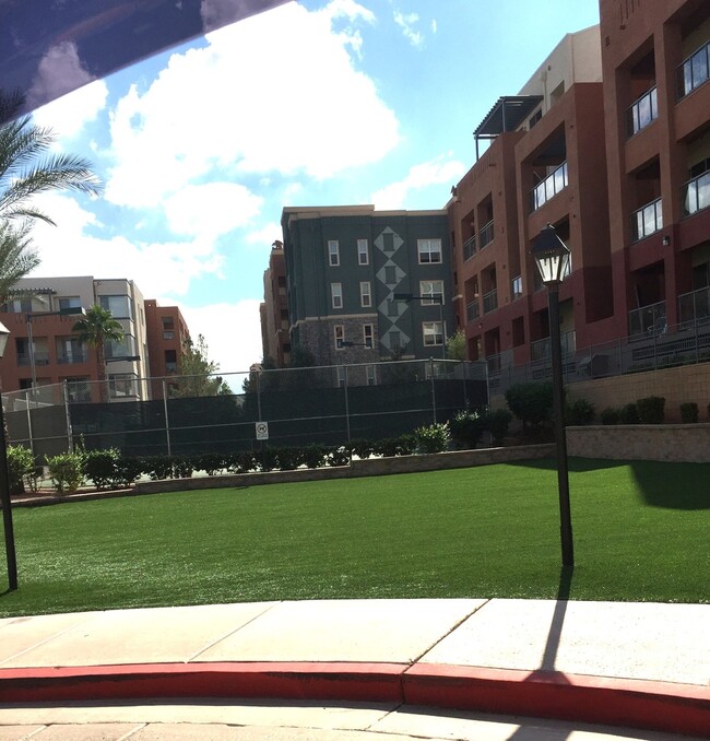 Building Photo - Amazing unfurnished 2 bedroom condo at Par...