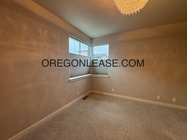 Building Photo - 3 Bedroom 3 bath Crescent village home