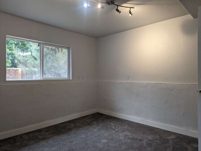 Building Photo - Newly updated 3/2 in North Longmont!