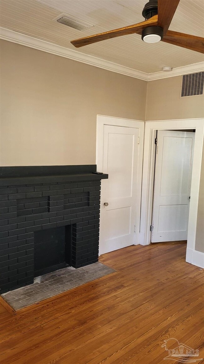 Building Photo - 1800 E Lloyd St