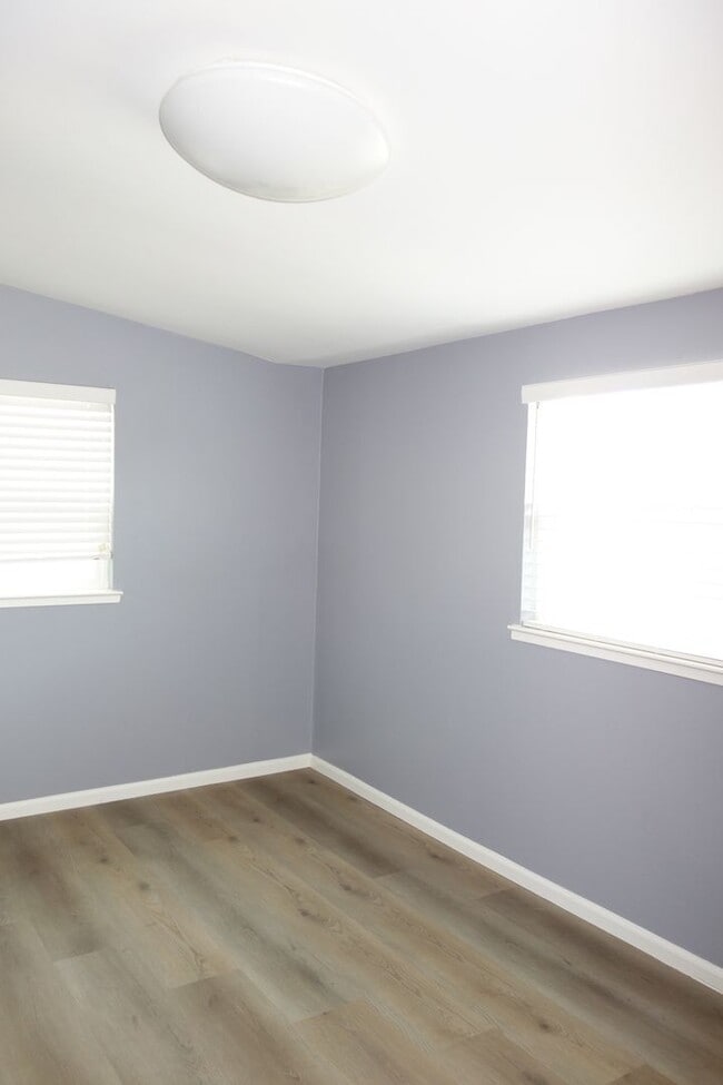 Building Photo - Cute Country Living!