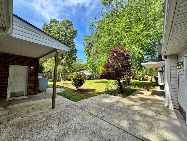 Building Photo - Recently Updated 4-Bedroom Ranch Home w/a 2 Bedroom Guest Cottage! Ready 05-01-26! Pet Friendly Home