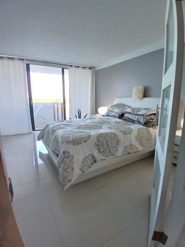 Building Photo - 1830 Embassy Dr