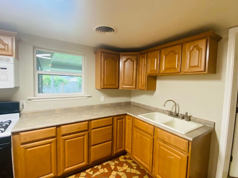 Kitchen- window view of yard - 2912 Delille St