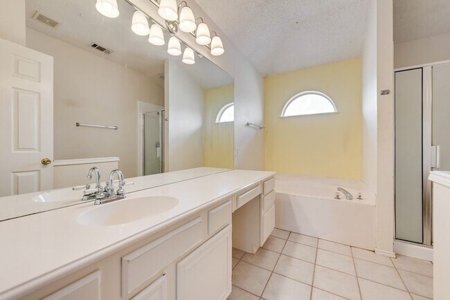 Building Photo - 220 High Pointe Ln