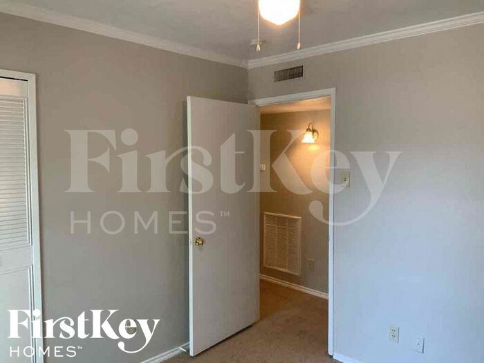 Building Photo - 3317 Kenwood Dr
