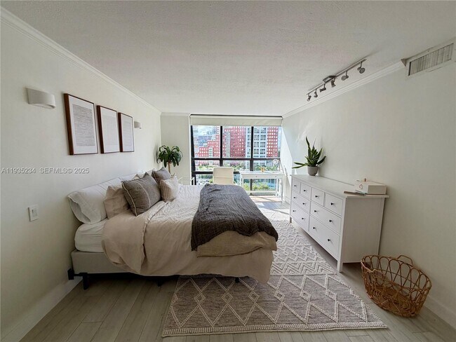 Building Photo - 1450 Brickell Bay Dr