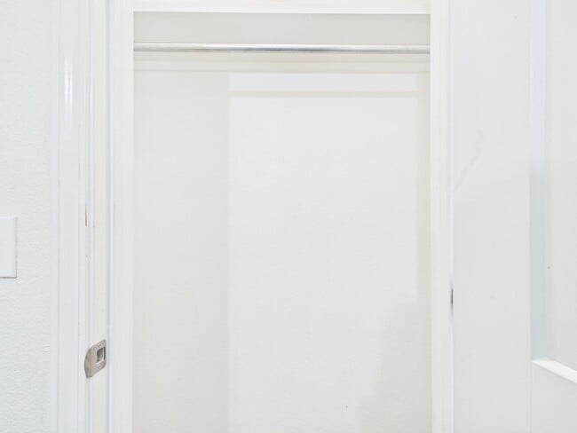 Building Photo - 621 S Hill St