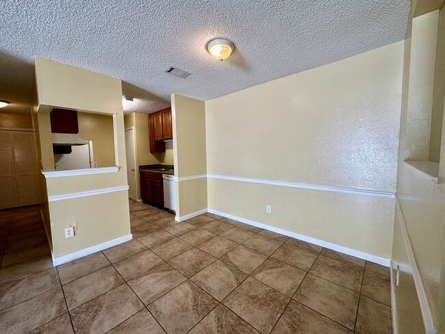 Building Photo - 2 Bedroom 1 Bath Available with Water, Tra...