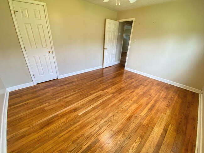 Building Photo - 2BR/1BA Duplex Near McNeese State University