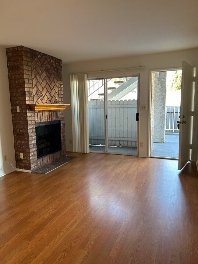 Building Photo - 623 E Tujunga Ave