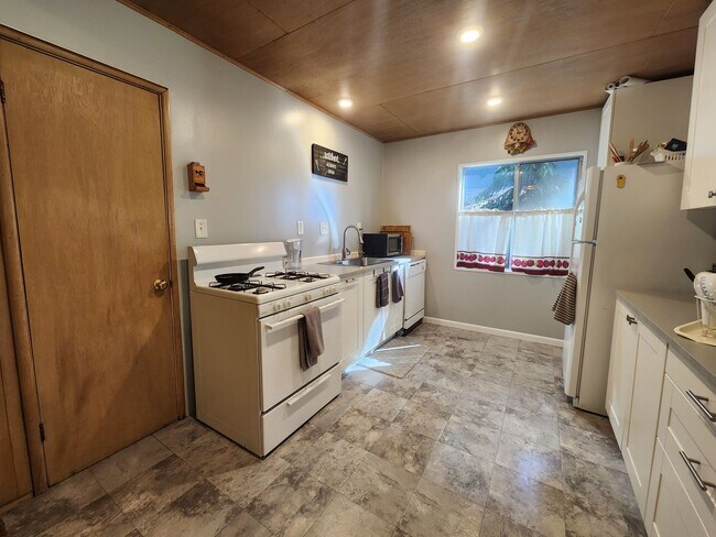 Building Photo - SKI LEASE: Close to Bus Line, Full Kitchen, 2 Living Areas