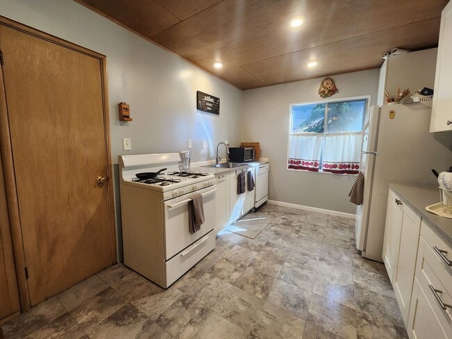 Building Photo - SKI LEASE: Close to Bus Line, Full Kitchen...