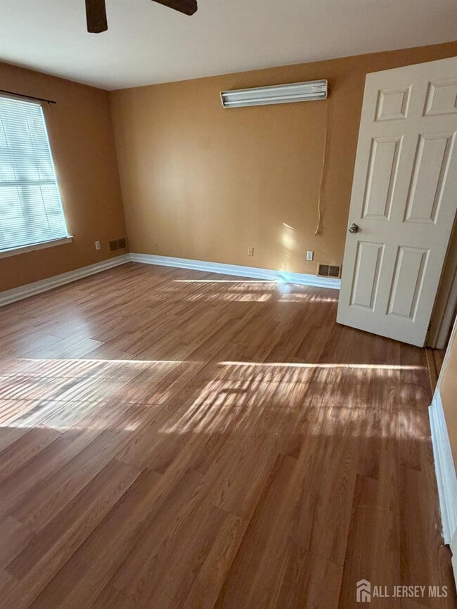 Building Photo - 1202 Woodbridge Commons Way